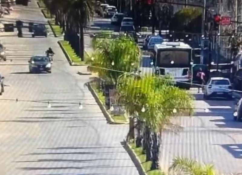 VIDEO | Un motociclista quedó atrapado bajo un colectivo tras un choque triple