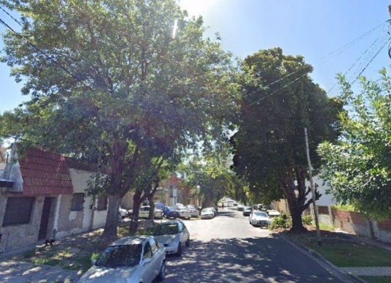 Crecen las quejas por la acumulación de ramas tras podas en Villa Elvira