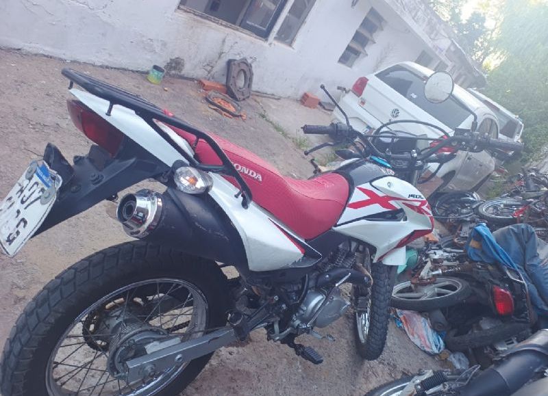 Barrio Aeropuerto: casi linchan a un motociclista por atropellar a una joven peatona que debió ser internada de urgencia