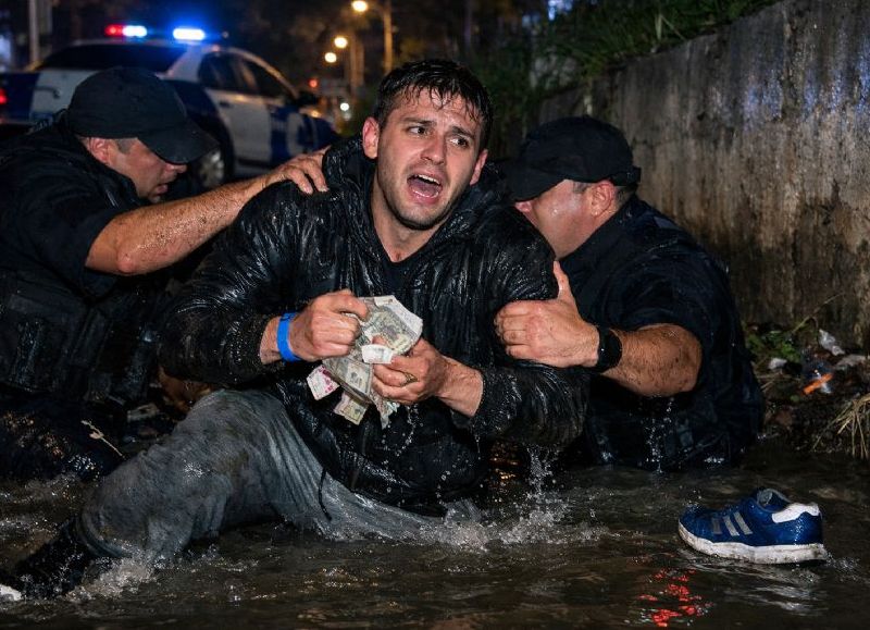 VIDEO | De chorro a pez payaso: se metió al arroyo para huir de la policía y salió esposado con una zapatilla menos