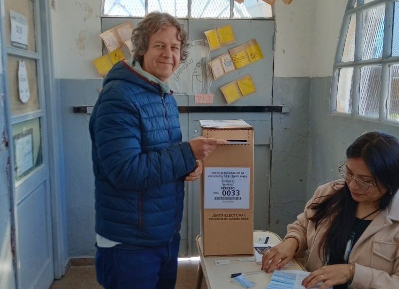 #Elecciones2025: votó Christian Castillo, candidato a legislador provincial por el FIT en la Tercera Sección