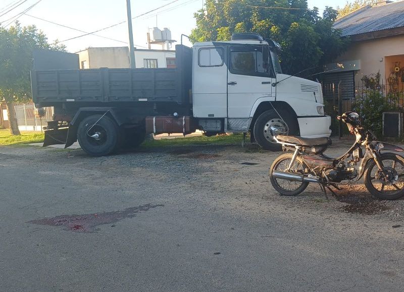 Grave accidente en San Carlos: un joven motociclista pelea por su vida tras chocar contra un camión estacionado