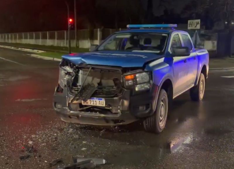VIDEO | Choque entre un vehículo oficial y un auto particular en Centenario y 511