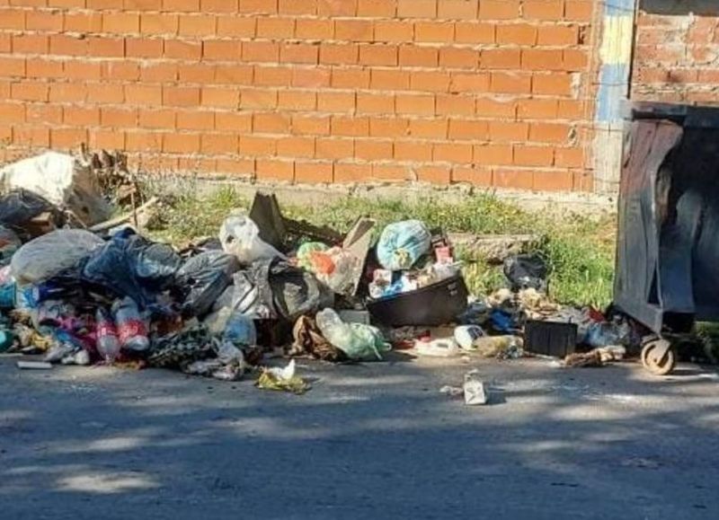 En Altos de San Lorenzo, los vecinos reclaman que otros frentistas arrojan basura en las calles: "Son muy sucios"