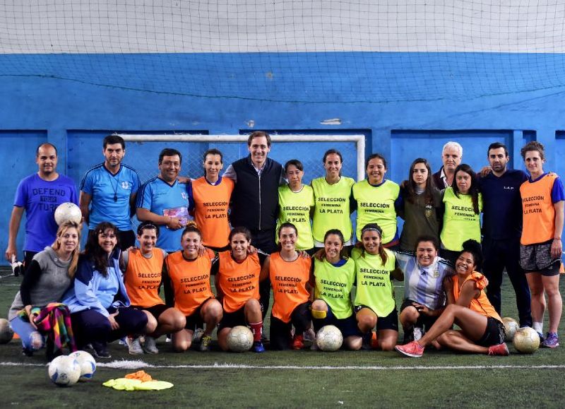 Garro visitó a la selección femenina platense de fútbol que se coronó bicampeona provincial