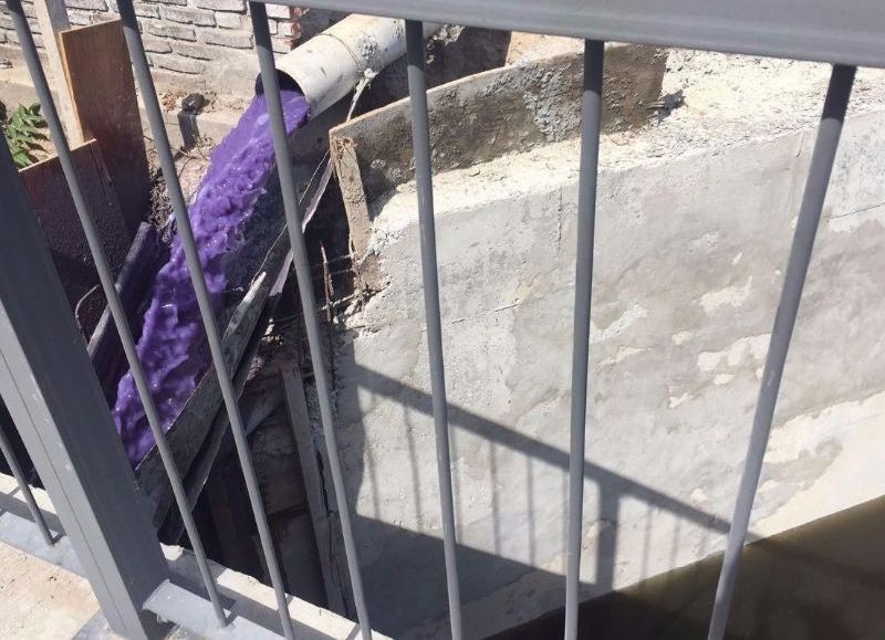 Clausuran una papelera por verter fluidos en el Arroyo del Gato