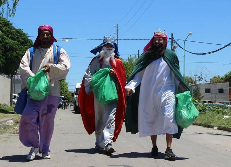 Los Reyes Magos recorren los barrios de Ensenada