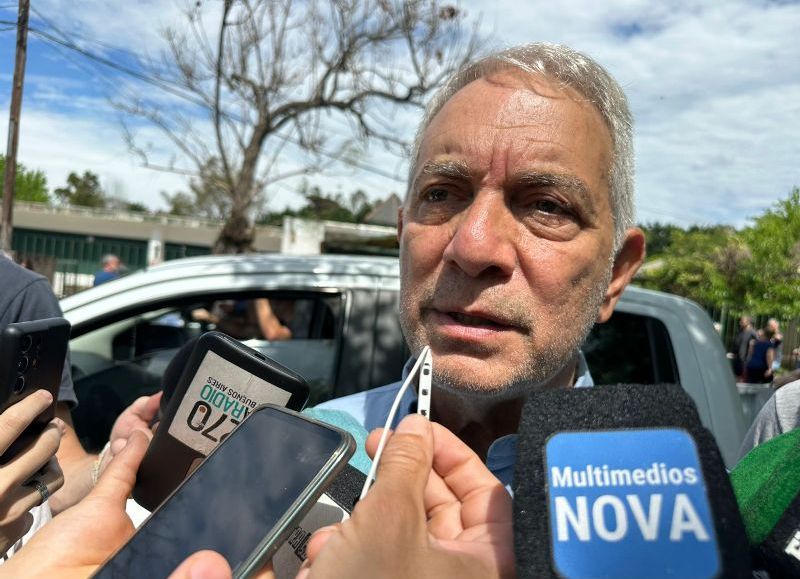 Julio Alak formaliza cambio de mando en la Municipalidad: firma del acta con Julio Garro