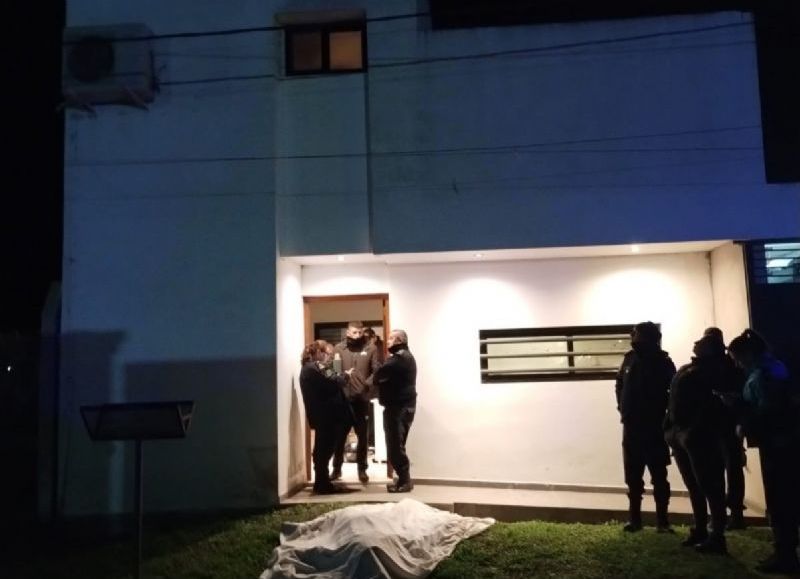 Noche de terror en City Bell con un muerto en enfrentamiento con un policía que protegió su hogar