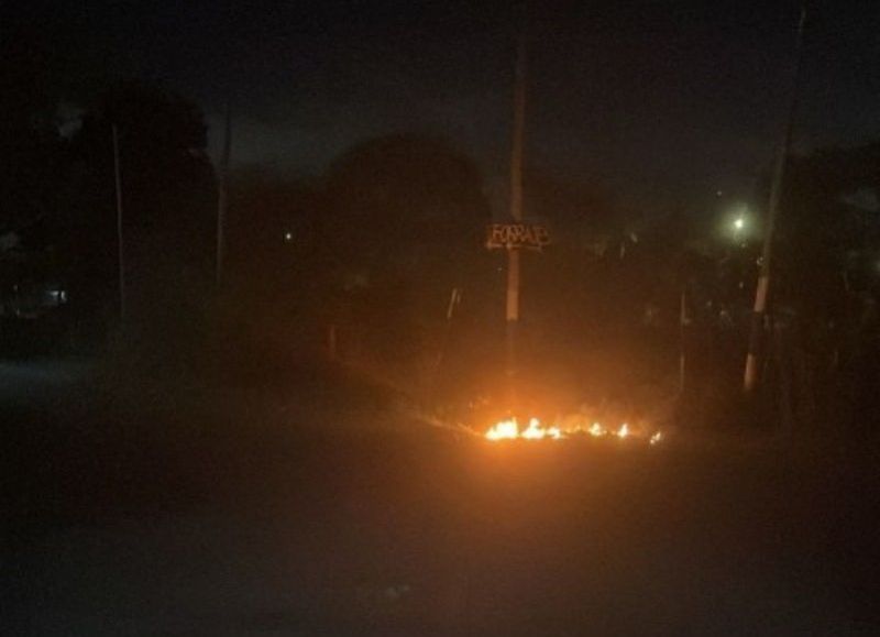 Villa Elvira: "Los vecinos prenden fuego la basura porque no se la llevan", denuncian en la zona de 90 y 118