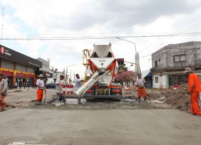El municipio avanza con la nueva pavimentación de avenida 60 en Los Hornos