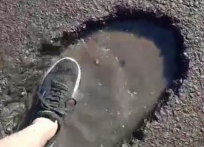 Vecinos de Villa Elvira reclaman por el grave deterioro de la calle 604