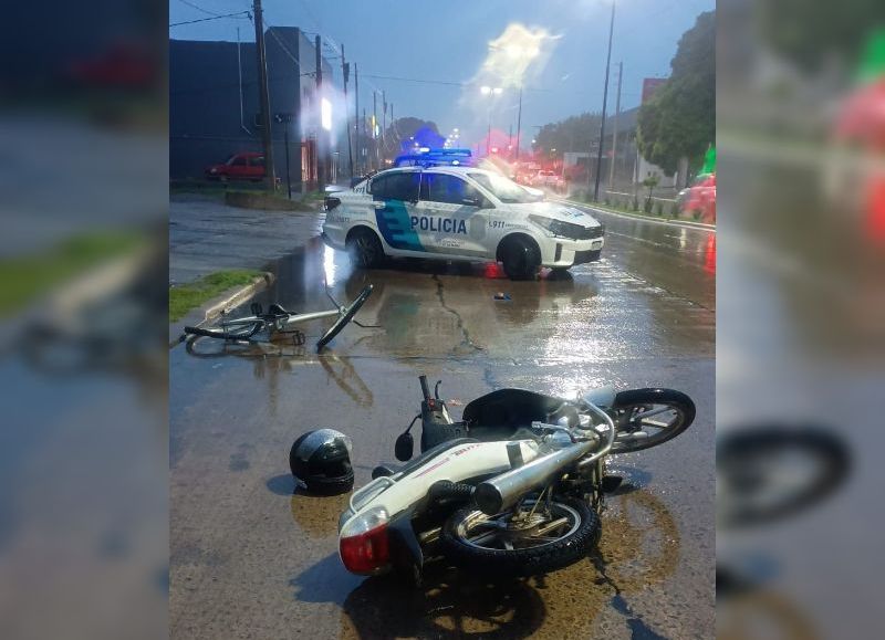 Un ciclista resultó herido tras chocar con una motociclista en el barrio San Carlos