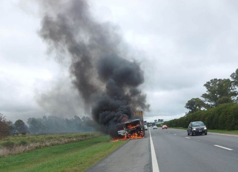 Lisandro Olmos: voraz incendio destruyo de un camión en Ruta 2  Lisandro Olmos