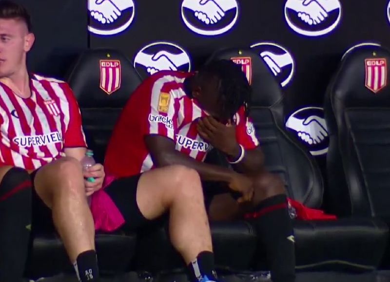 VIDEO | Cetré dejó la cancha entre lágrimas y Estudiantes espera el parte médico