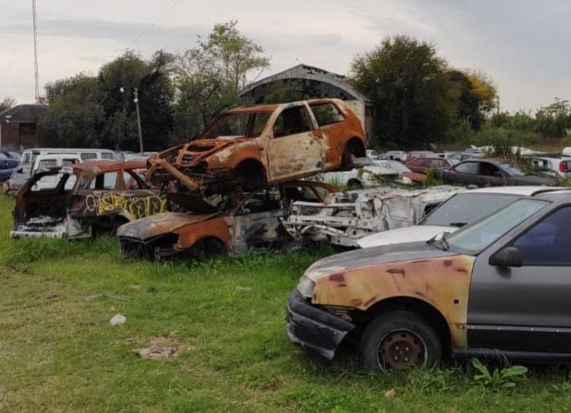 Vecinos exigen que el municipio intervenga por los autos abandonados en Ruta 19