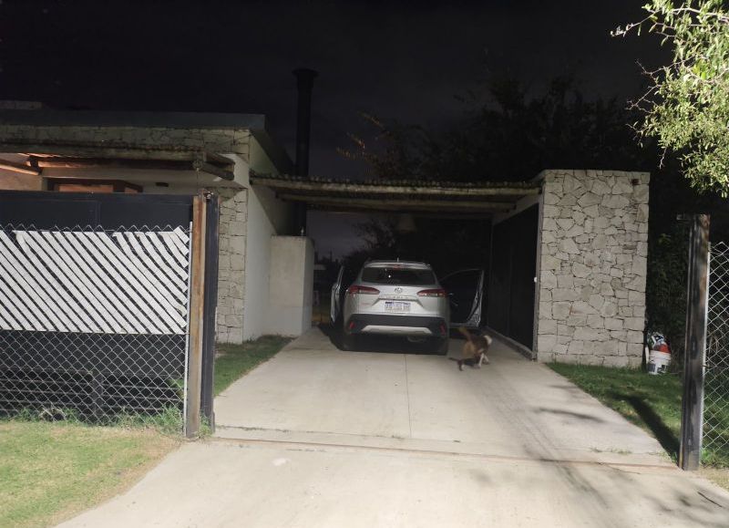 City Bell: un ladrón entró a una casa, redujo a un comerciante y cayó por sus zapatillas