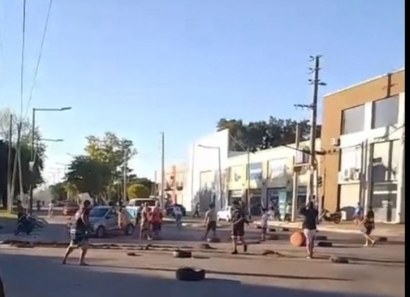 VIDEO | Incidentes durante un pedido de justicia por un joven apuñalado en Los Hornos