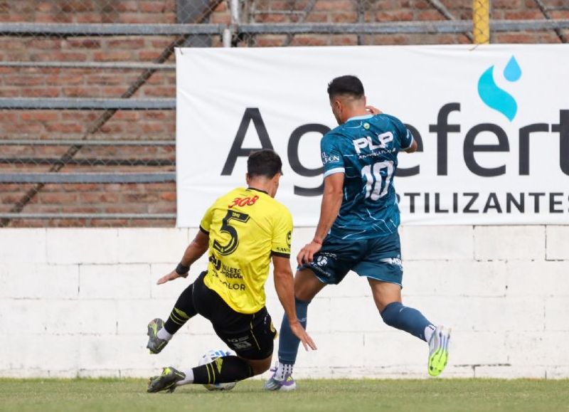 Villa San Carlos goleó a Flandria y se destapó con una actuación contundente