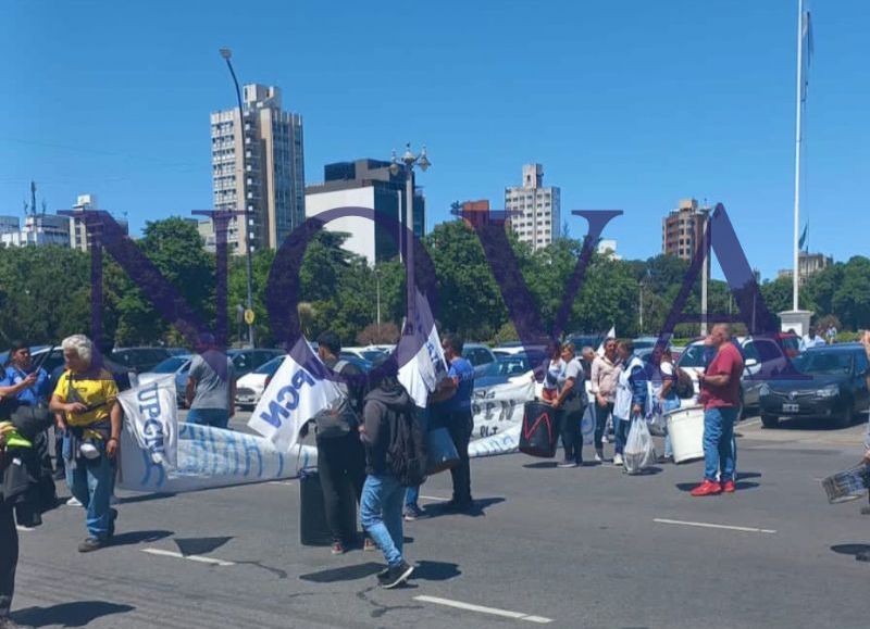 UPCN de paro movilizan en la puerta de la Municipalidad para reclamar la apertura de paritarias