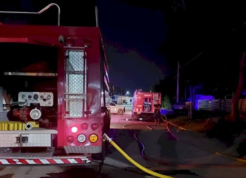 VIDEO | Tragedia en Los Hornos: una joven madre y dos hijas de 4 y 7 años murieron en un incendio doméstico