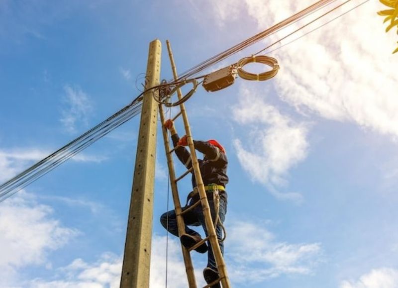 "Se suben a los postes, andan en las alturas mirando las casas": vecinos advierten sobre presuntos trabajadores
