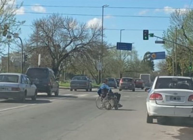 Preocupación por un hombre en silla de ruedas que pide entre los autos en 7 y 72