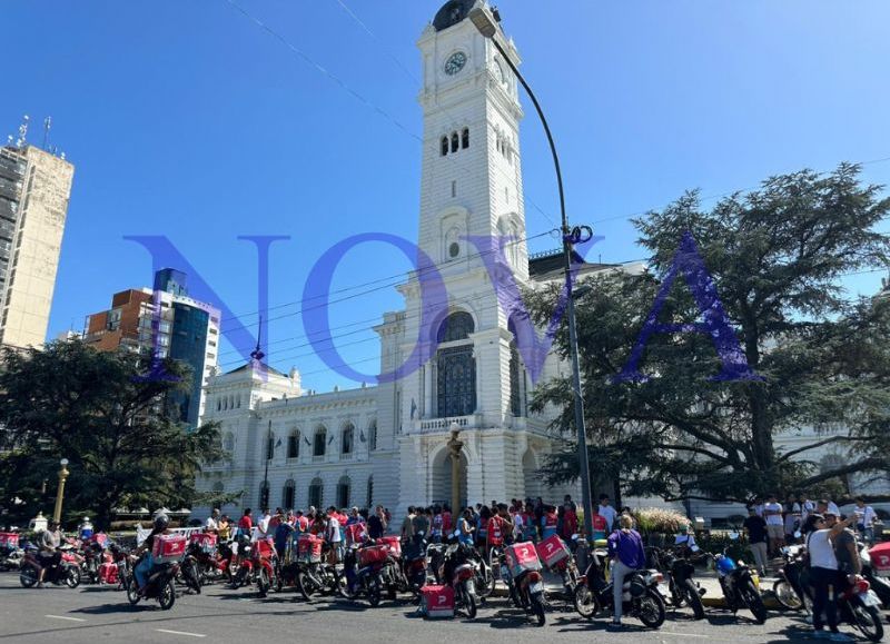 VIDEO | La Agrupación de Repartidores platense se manifiesta frente a la Municipalidad en reclamo de más seguridad