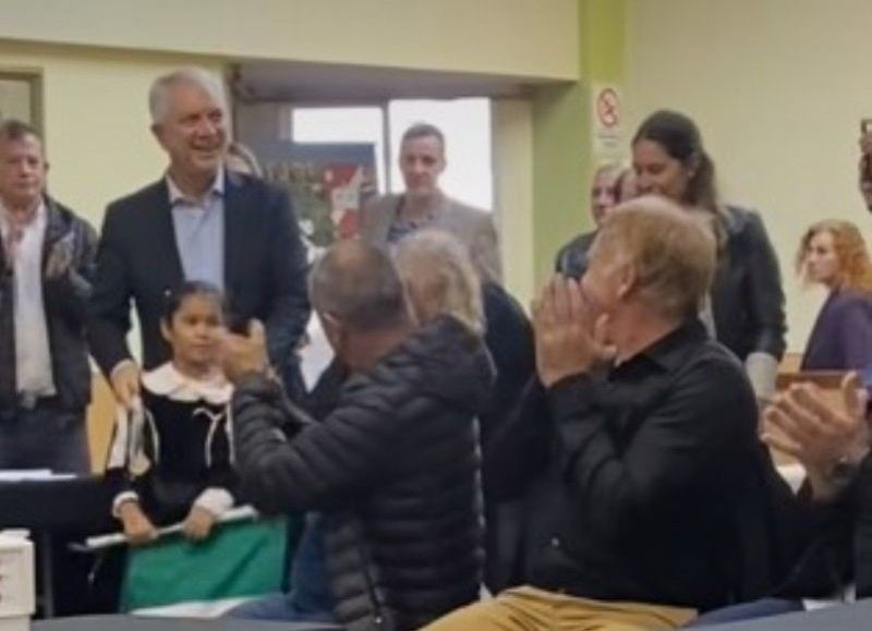 VIDEO | Entre aplausos y muchos abrazos recibieron a Alak en Villa Elvira