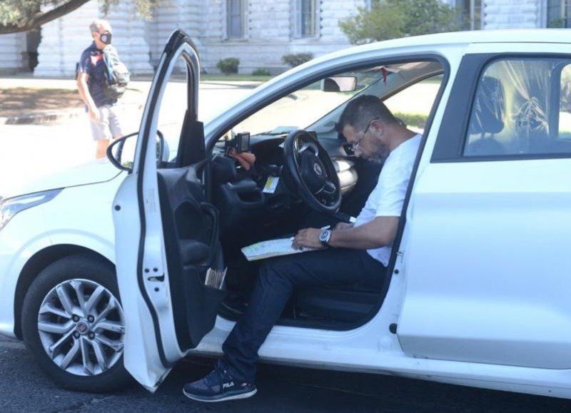 Subió la tarifa de los remises a 60 pesos