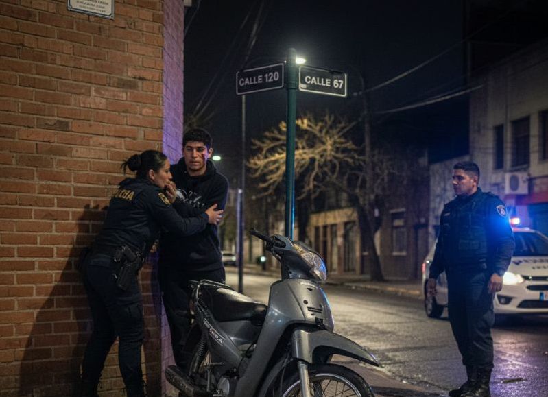 El Mondongo: un adolescente fue detenido tras robar una moto a punta de pistola en la vía pública