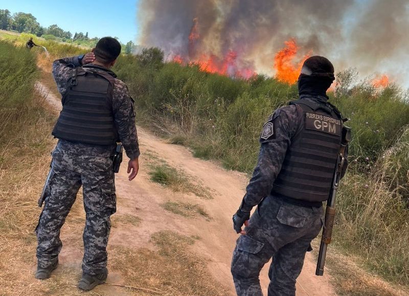 VIDEO | Gran incendio intencional en una cantera abandonada del Barrio Aeropuerto