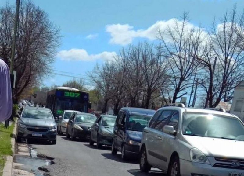 Indignación en 7 y 76: el 307 no frena en horas pico y el boleto vuelve a subir