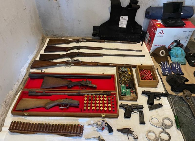 VIDEO | Secuestraron un arsenal en Los Hornos: desbaratan banda acusada de 11 entraderas