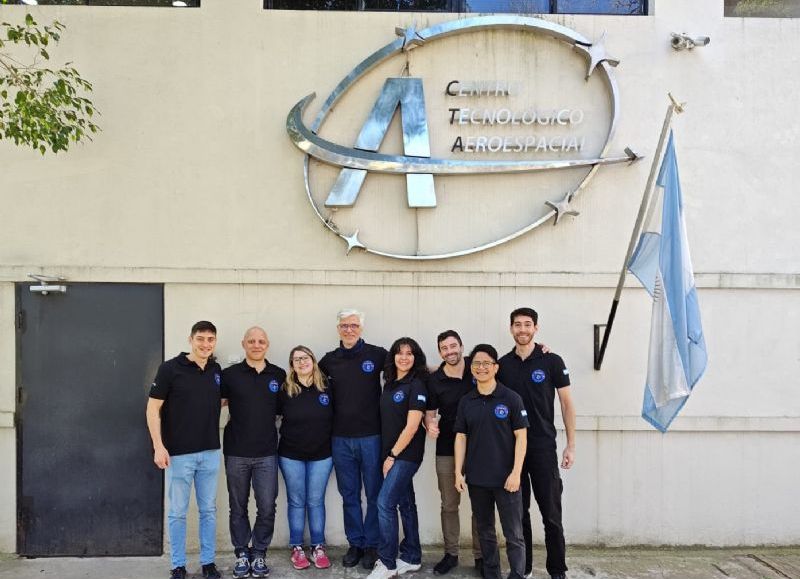 Orgullo local: la Facultad de Ingeniería presenta al satélite Atenea que sobrevolará la Luna