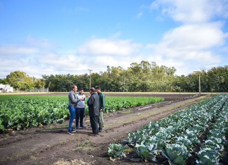 Garro recorrió Olmos: encuentro con productores, nuevas led y visita a comerciantes