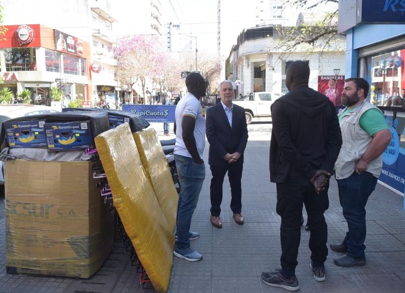Alak supervisó la relocalización de vendedores ambulantes que dejan la calle