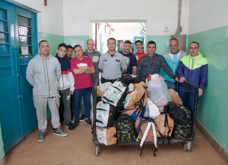 Internos de una cárcel de Magdalena se sumaron al proyecto solidario de la ONG Mochilas La Plata