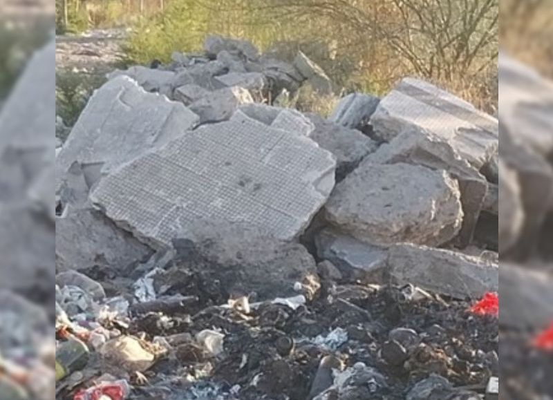 Vecina de Los Hornos denuncia que operarios de la comuna dejaron pedazos de escombros en un basural