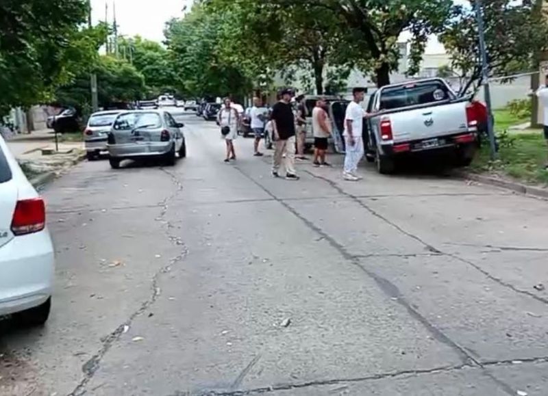 Un automovilista intentó escapar tras chocar con una moto y provocó un múltiple accidente en 30 y 59