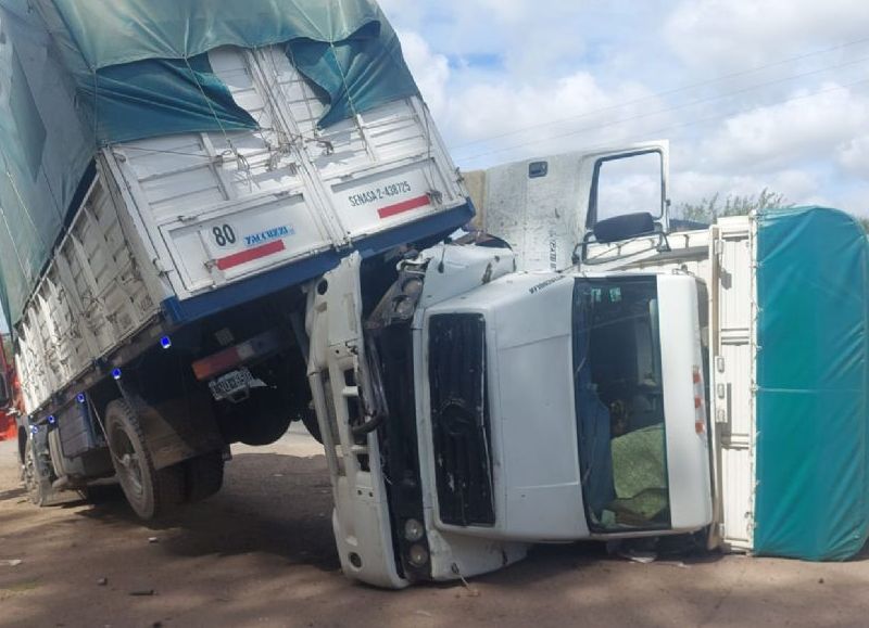 Abasto: vuelco de dos camiones en Ruta 36 y 520, a metros de una manifestación de campesinos