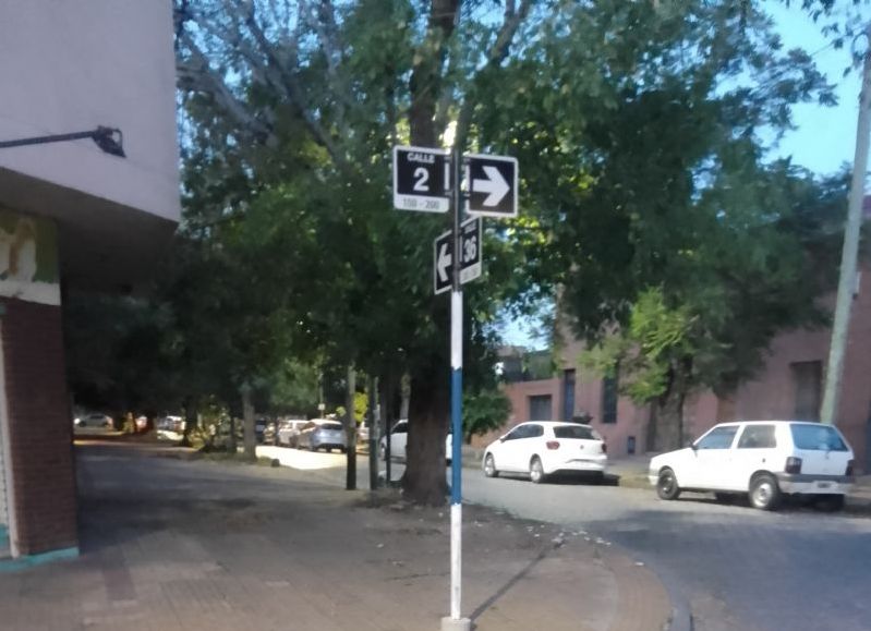 Denuncian que un pozo, en calle 2 y 36, pone en peligro a motos, bicis y peatones