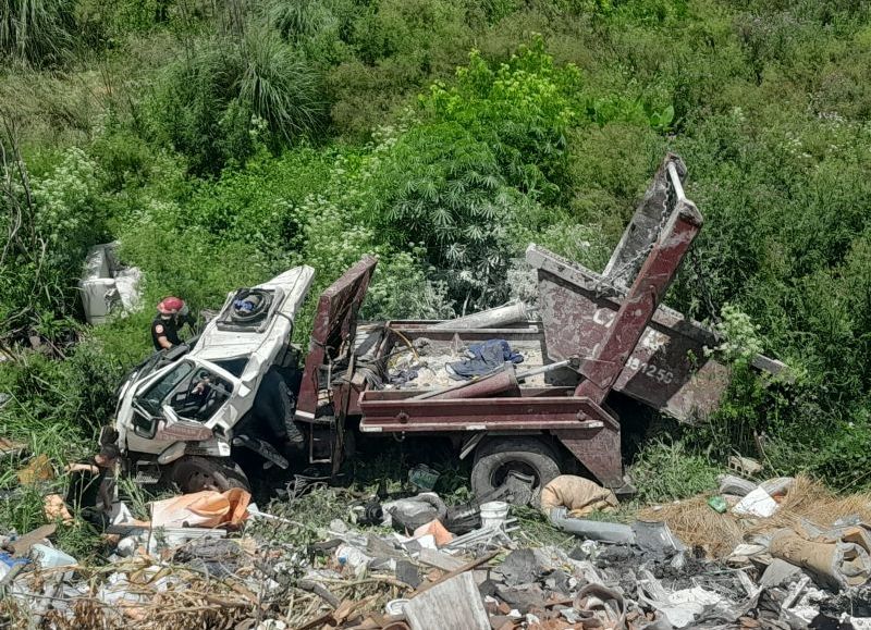 Melchor Romero: un camión cayó al vacío y dejó dos trabajadores heridos