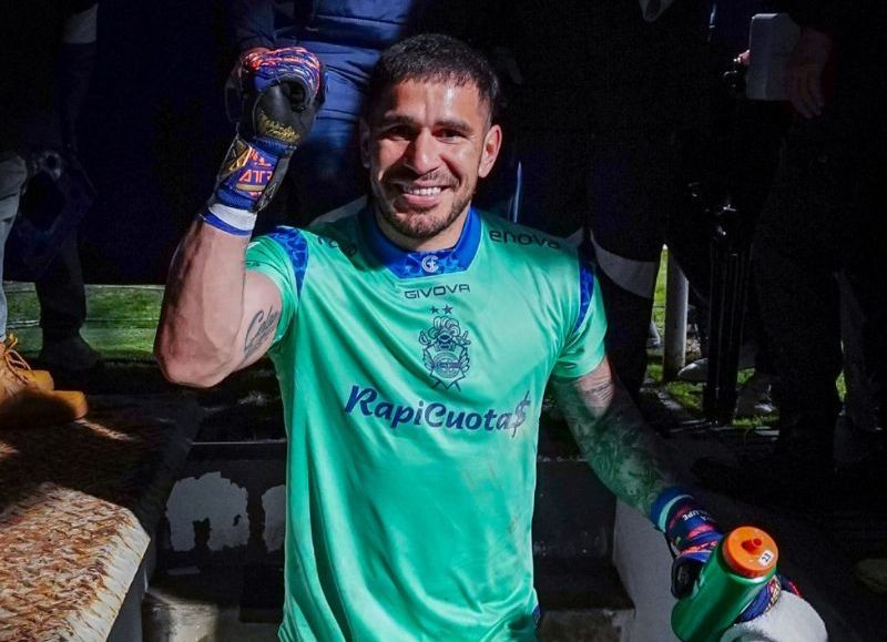 Gimnasia asegura a Insfrán en medio de la búsqueda del nuevo DT