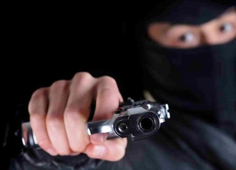 Tres delincuentes entraron a una casa en 57 entre 19 y 20, redujeron a una familia y se llevaron dólares