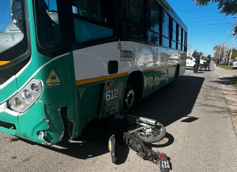 Altos de San Lorenzo: dos heridos en un choque entre un micro y una moto