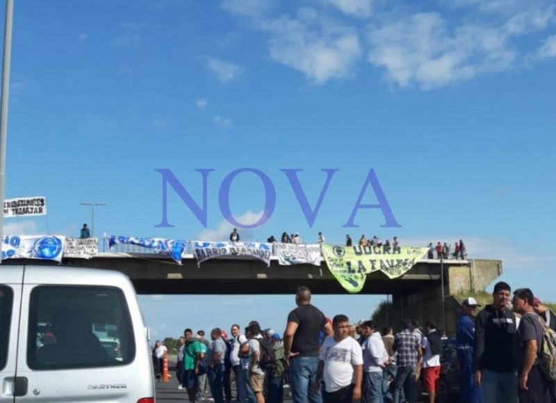 Se calentaron los muchachos de la UOCRA: cortaron la Autopista por la reactivación de obras