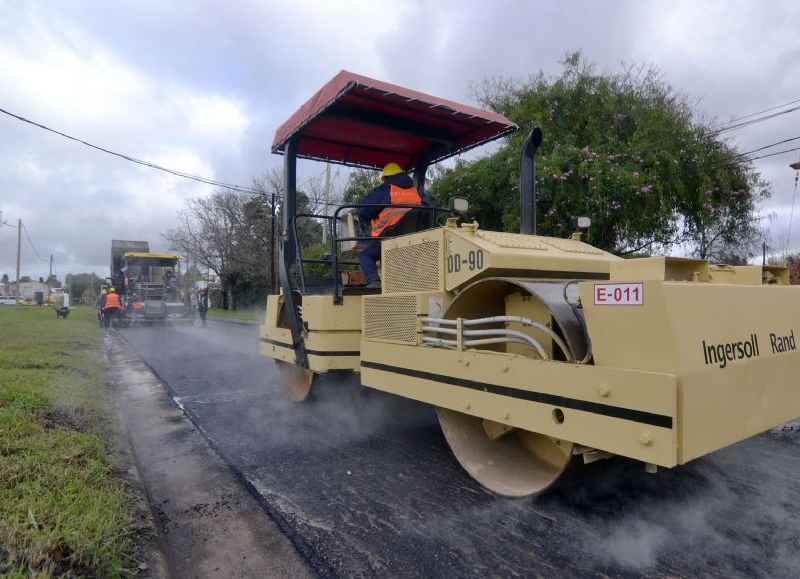 Avanza la obra de asfalto en la calle Güemes de City Bell