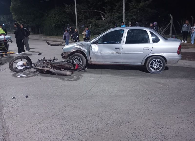 La Granja: en un accidente entre un auto y una moto hay dos menores heridos
