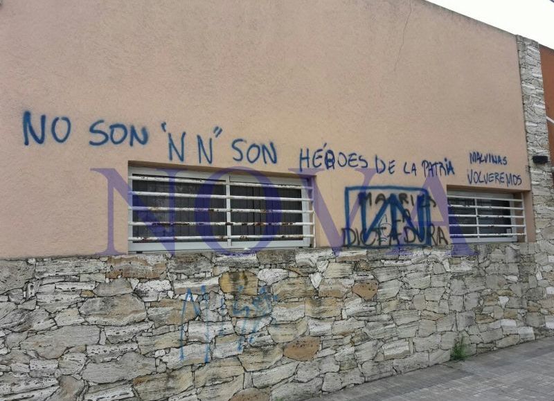 Aparecen pintadas amenazantes en el frente del Centro de Ex Combatientes de Malvinas